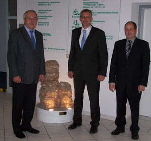Steffen Lemme, MdB (m.) mit dem Geschäftsführer der GVV Klaus Zschiedrich (l.) und Abteilungsleiter Jörg Domnowski (r.)